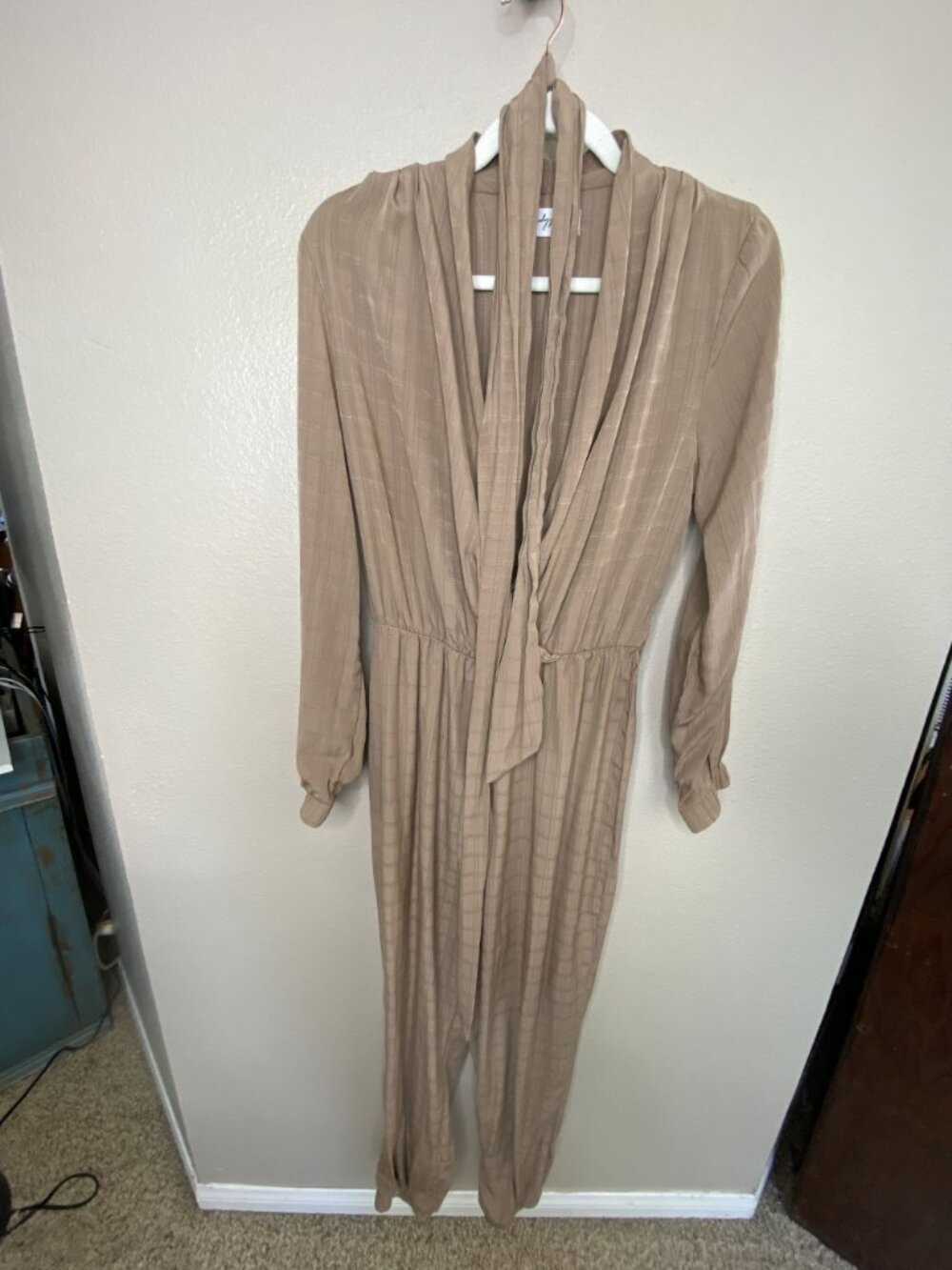 Carly Jean Los Angeles Beige Long Sleeve Jumpsuit L Lightweight Rayon Blend - Picture 2 of 9